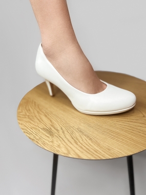 穿着白色高跟鞋脚踩凳子图片